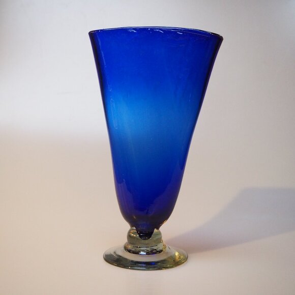 ๐ Vintage Hand-Blown Art Glass Cobalt Fan Vase - Picture 1 of 10